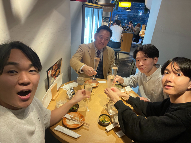 美味しい日本酒で乾杯。