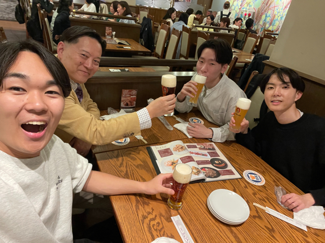 今度はクラフトビールで乾杯。