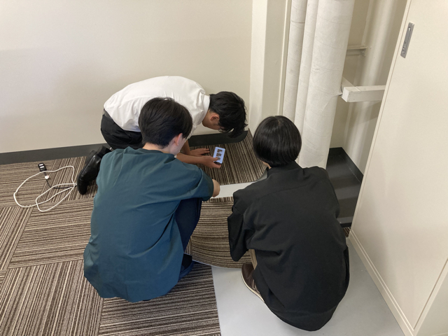 難しいコーナー部分は慎重に施工します。