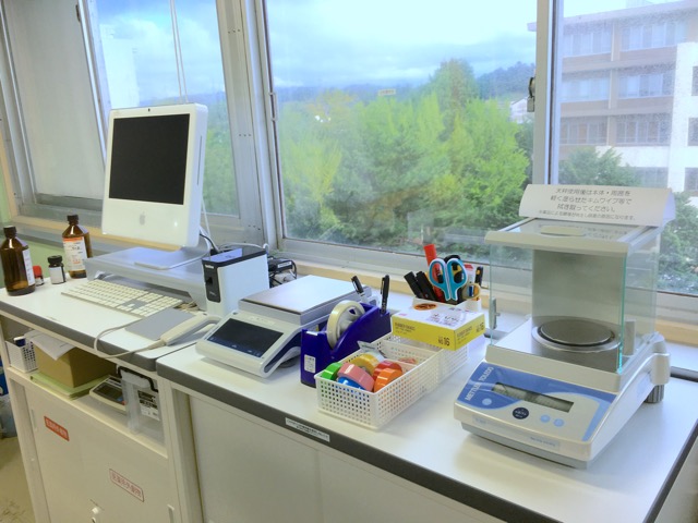 電子天秤<br>METTLER PL303, MS6002TS/00<br>古いMacは試薬管理用