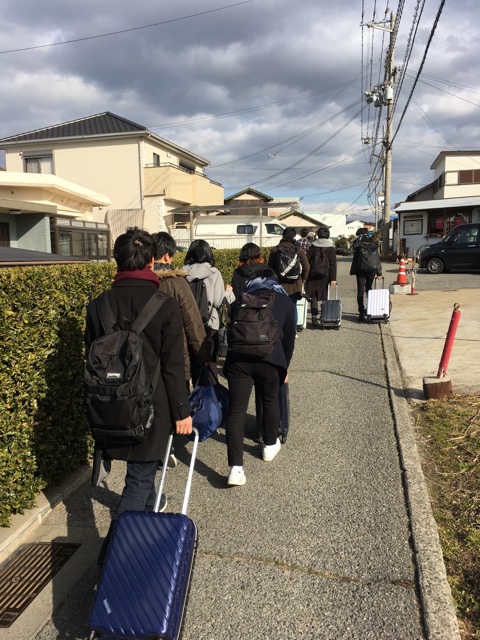 NICTに向かっています。<br>最寄りのバス停から徒歩10分&hellip;。