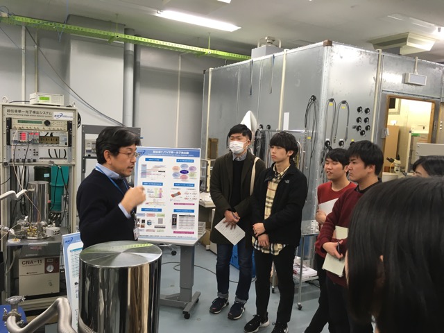 超伝導デバイスプロジェクトの寺井先生から<br>単一光子検出器のご紹介を戴きました。
