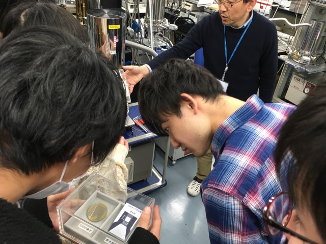 実際に作製したデバイスも<br>見せて戴きました。