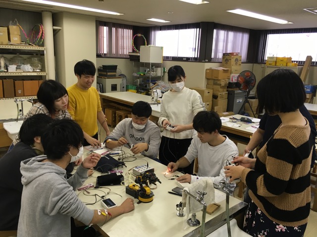 最後にみんなで力を合わせてロボットを動かしました。