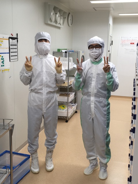 クリーンルームチームの熊大の内田さんと<br>岡田くんです。