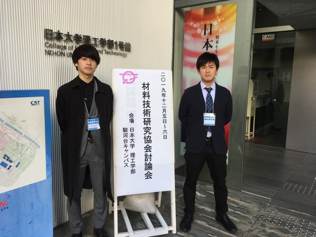 会場入口にて記念撮影。やや眠そう？