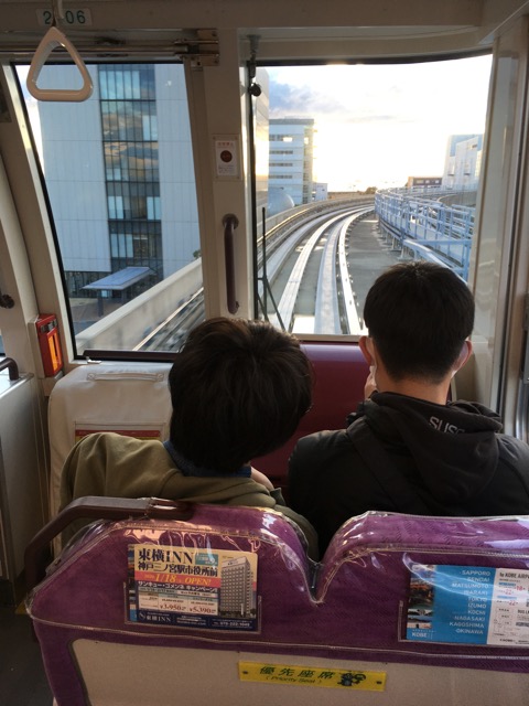 見学終了。宿へはポートライナー向かいます。自動運転（先頭ですが運転手がいない）に興味津々です。