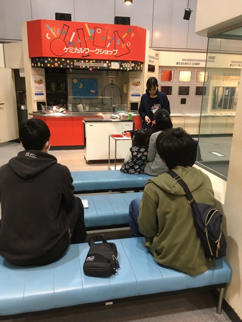 つづいてケミカルワークショップでの実験ショーを見学しました