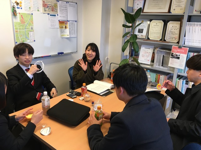 お昼休みに。<br>OGの大井さんが駆けつけてくれました！