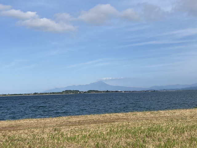 合格を祈っています！<br>（写真は無関係です。奥の山は大山です。噴火しているようにも見えますが，単なる雲です。）