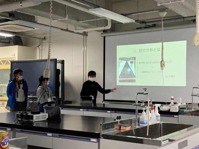１つめのグループは第6展示室の「確率ゲーム」について調べてくれました。
