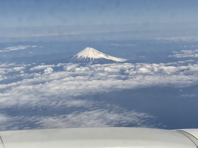 行きの機内からは富士山がきれいに見えました。