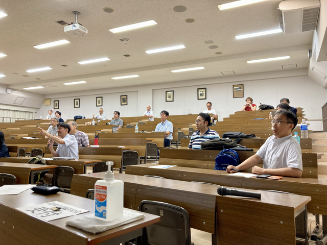 質疑応答の一場面。熱心な議論が展開されました。