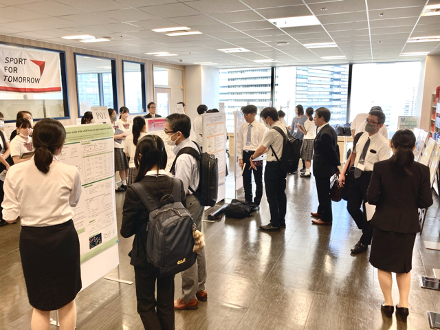 大学生のポスター発表では，卒業研究，修士研究を頑張っている様子が伝わってきました。