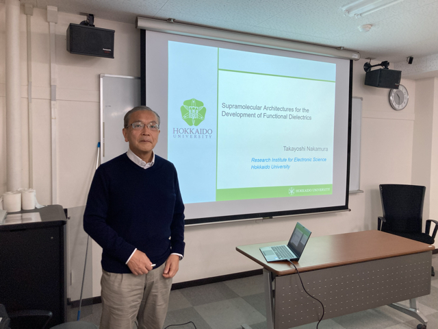 超分子構造を用いた物性発現，特に誘電物性の発現についてご講演をいただきました。
