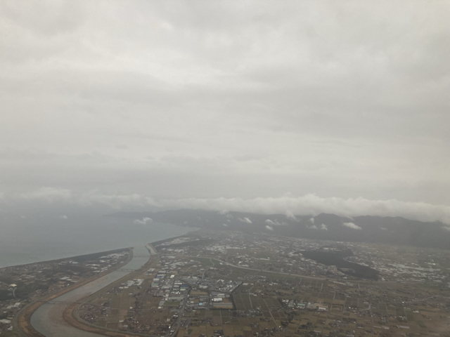 帰りの出雲空港への便は，珍しく西側からの着陸でした。出雲大社方向の眺め。