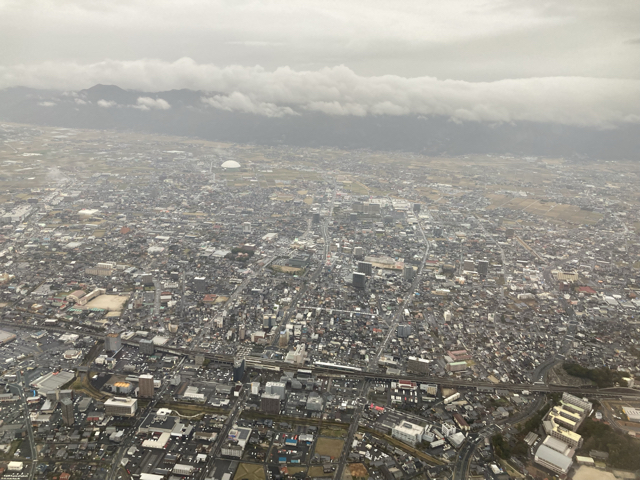 真下に出雲市駅，中央左上に出雲ドームが見えます。