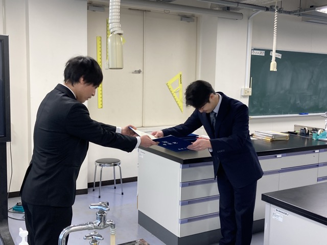 専攻長から荒木くんに学位記が授与されました。