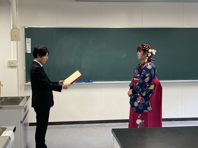 専攻長から学位記が授与されました。